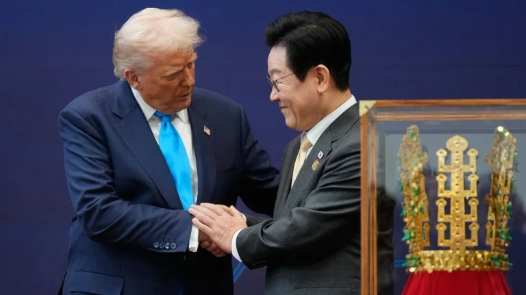 S'espera Trump a Corea del Sud amb medalles d'or i corona (VIDEO)