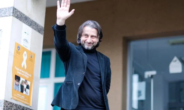 Progress Rama gives"red cardon"to a municipality director after connecting the coalition with PDK