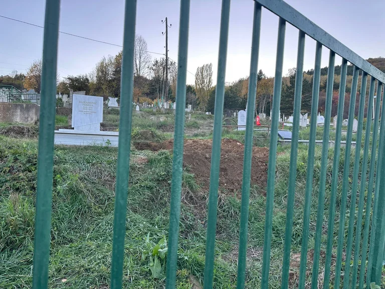 Мортор остава на север.