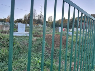 Mortore는 북쪽에 남아, 경찰 세부 사항 : 가족은 가족을 위해 무덤을 열어