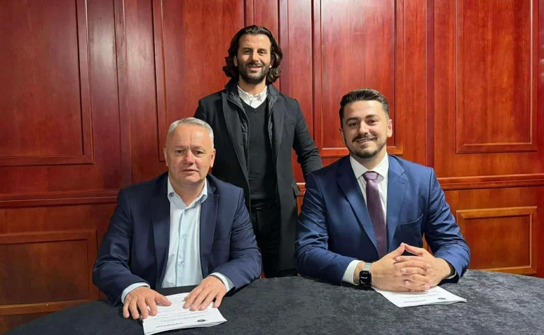 Equip de VV a mà a Junic, Nezir Kraki “witnes”