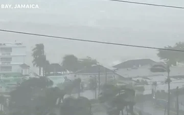 Living 부터 the 가장 강력한 hurricane 이 이제까지 hit Jamaica