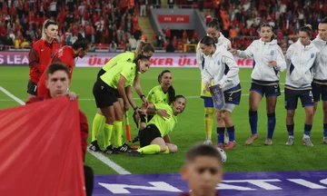 Happens vor dem Frauen-Match zwischen Türkei und Kosovo, Richter fällt unbewusst im Feld