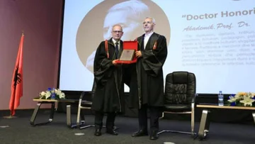 Sabri Hamiti는 Tirana University에서 제목 “Doctor Honoris Causa”과 영광입니다.