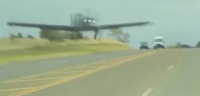 L'avió militar dels EUA està gairebé impactat pels vehicles de l'autopista (VIDEO)