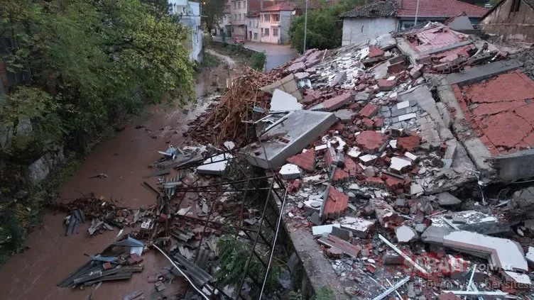 Magnitud del terratrèmol 6.1 edificis destruïts a Turquia, recerca sota ruïnes