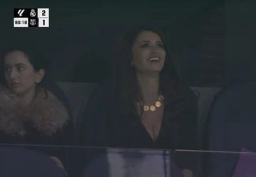 Han fångades av en kamera i El Classico, du vet vem den berömda vackra flickan var?