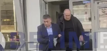 Initial view of the prosecutor's arrest at the workplace, he covers his hands in handcuffs with jacket (VIDEO)