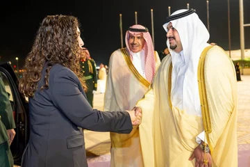 Osman prispe na delovni obisk v Riyadh, ki se pričakuje z vojaškimi častmi