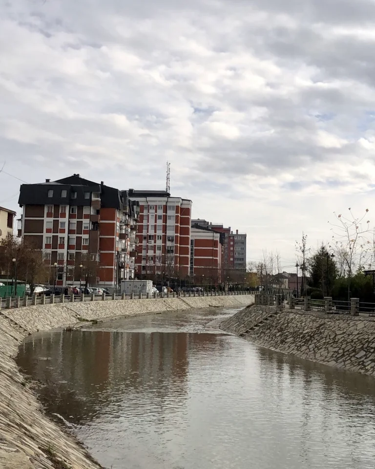 Podujevo ongeval, auto eindigt op de “River Llap”