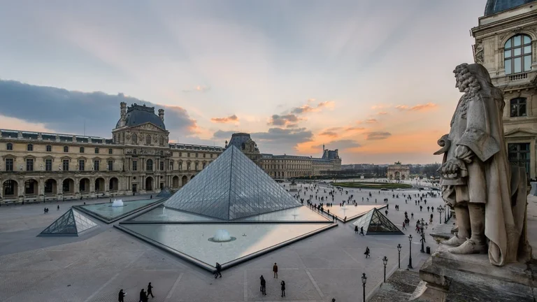 Robo espectacular en el Museo del Louvre de París, la policía francesa arresta a dos personas