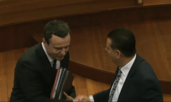 Kurt entra en el Salón de la Asamblea, da la mano con Bahthir y otros