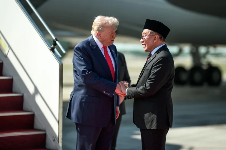 Trump llega a Malasia, lanza un viaje histórico a Asia