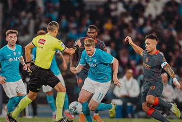 נאפולי הופכת למנהיגה של Serie A, מנצחת בקלות בין השלג.