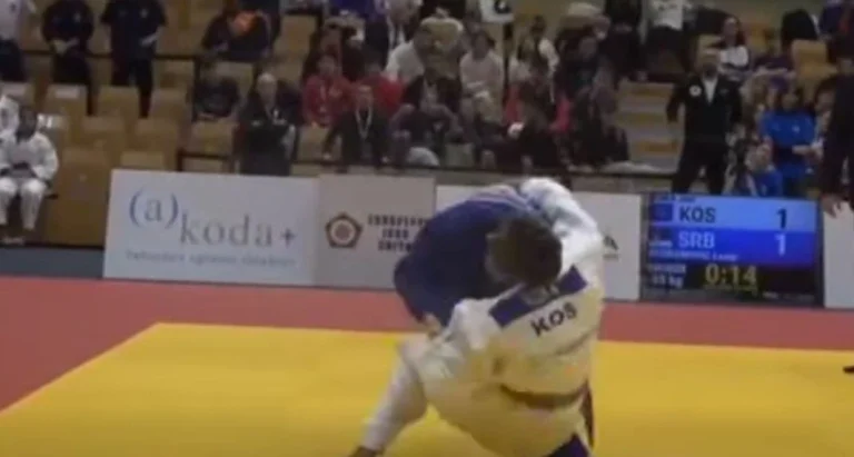 El momento en que Jon Kuka derrota a Bogdanovic serbio por medallas en la Copa Europea