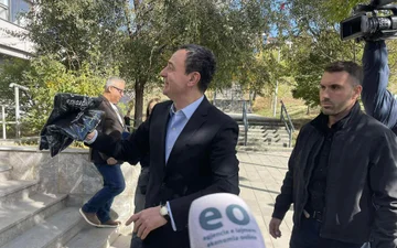Kurt는 그가 새로운 정부에 대한 투표를 가지고 있는지 알려줍니다.