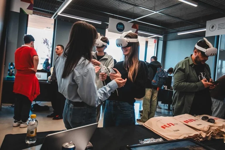 U Estudiantes NI NI NI NIeverum International College presentan sus proyectos en DokuTech 2025