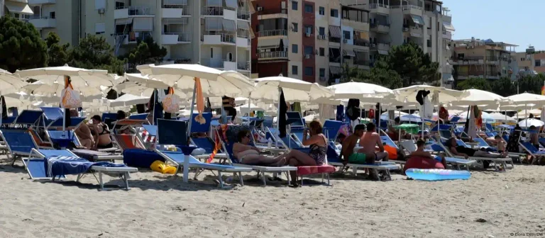 La desilusión navideña de Albania, los turistas demandan daños