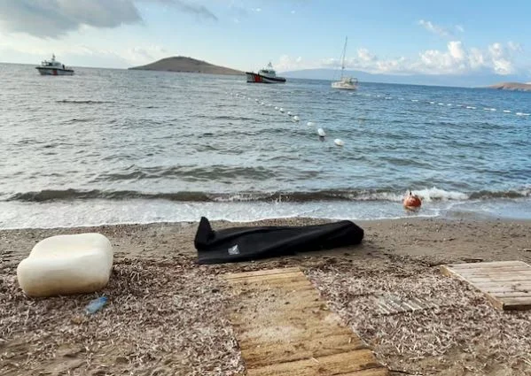En az 14 kişi göçmen teknesi Türkiye'de battıktan sonra ölür