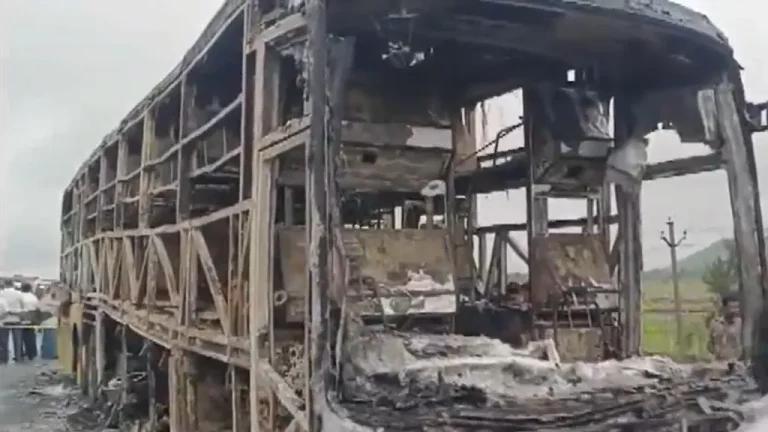 Hindistan'da Road trajedisi: yangında Bus, 19 ölü.