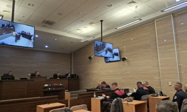 Deneme, Zoran Kostic ve Dragan Milovic'e karşı ertelendi, Vushtrri'deki savaş suçlarından sorumluydu.