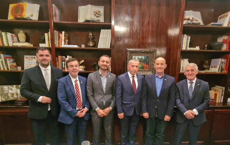 US Kamberi: Standardele pe care Serbia le caută pentru sârbi în Kosovo trebuie aplicate albanezilor din Serbia