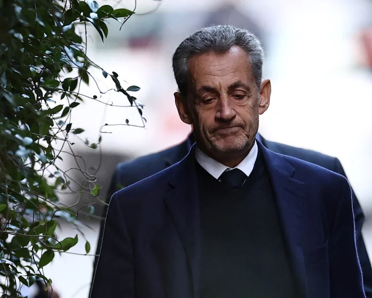Sarkozy se confrunta cu ţipete şi ameninţări cu închisoarea.