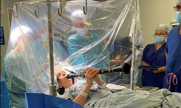 Parkinson hastası, doktorlar için beyin cerrahisi sırasında, acil müdahale etkisini gözlemlemek için clarinet'i oynar
