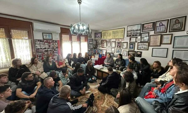 Struga'dan gelen Maturants ve profesörler Ferdoje Cerkezi ziyaret etti