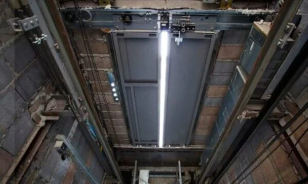 Corpul unui bărbat de 77 de ani care a căzut în lift este trimis la IML, obiectul era în construcţie.