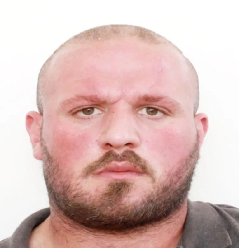 Poliisi etsii häntä.