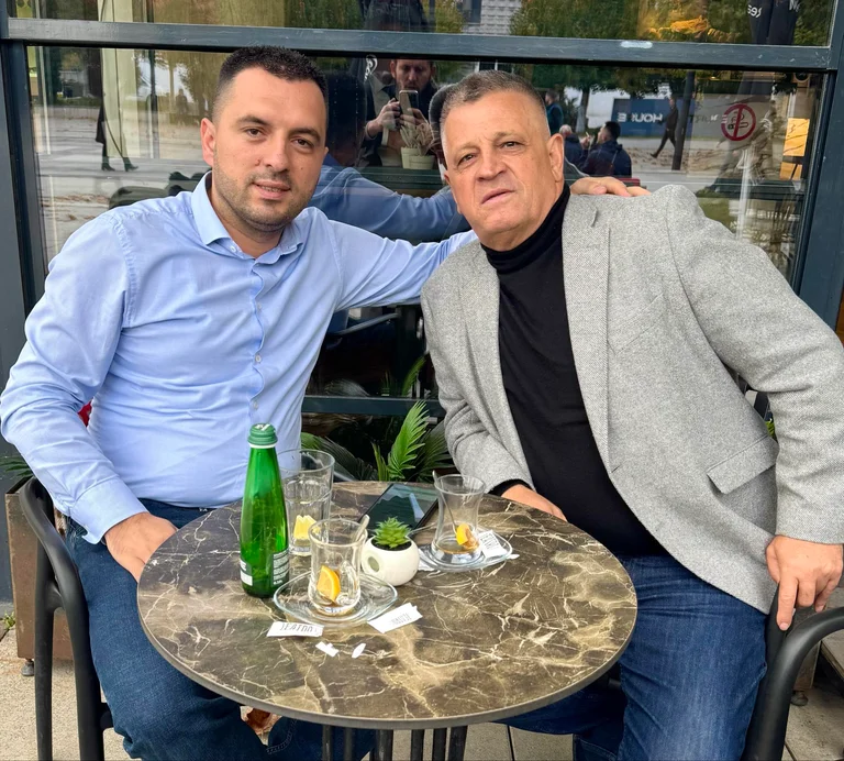 Traducerea şi adaptarea: (Fiul lui Fadil Fazliu a avut loc în prezent la Haga se întâlnește cu Nasim Haradinaj