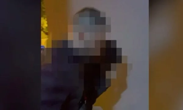 Robaron el teléfono de un ciudadano e intentaron robar el taxista, 3 arrestados en Albania
