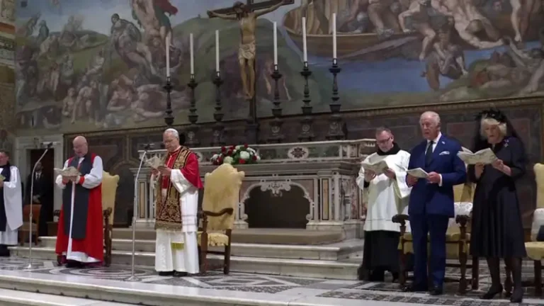 Regele Carol devine primul cap al Bisericii Angliei care se roagă public cu Papa
