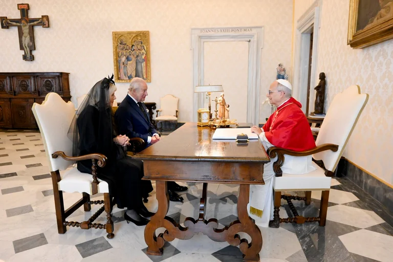 El rey Carlos llega al Vaticano, se reúne con el Papa León