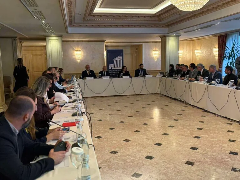 % 76'si, etkili siyasi insanların kanun tarafından cezalandırılacak daha az muhtemel olduğunu düşünüyor
