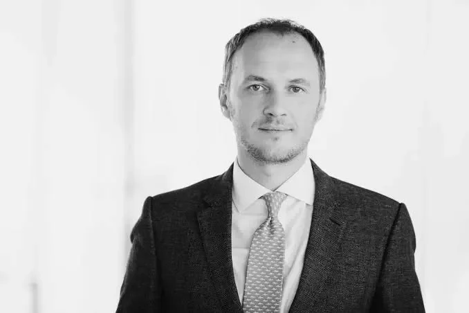 Sword and court: Since rewriteing Kosovo's history, VV moral absoluteism