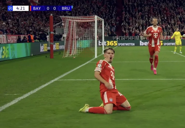 Crazy Bayerney, de 17 años, pasa toda la protección del Club Bruge y lleva la pelota a la red.