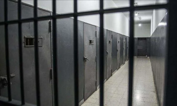 Pre-închisoare împotriva persoanelor minore suspectate de contrabandă cu migranți