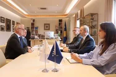 El Presidente Constitucional se reúne con el Jefe de la Misión de la OSCE en relación con los acontecimientos recientes en el juicio constitucional de Kosovo