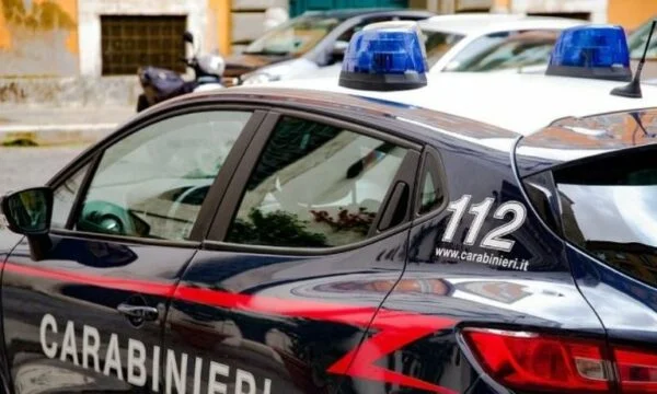 A fost o lună când a spionat, un om şi-a ucis fosta soţie în Italia, a înjunghiat-o în faţă.