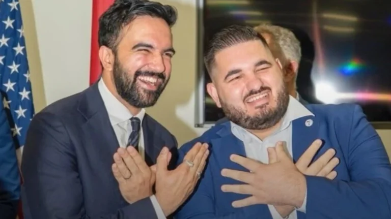 El candidato del alcalde de Nueva York hace una señal de águila con sus propias manos