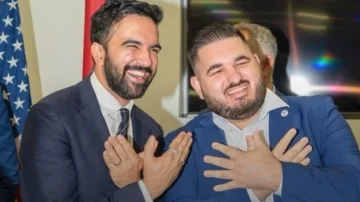Kandidat newyorškega župana naredi orlov znak z golimi rokami.