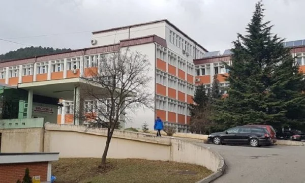 Drejtori i shkarkuar i Spitalit të Pejës: Ka ndikime politike nga VV-ja, s’jam përgjegjës