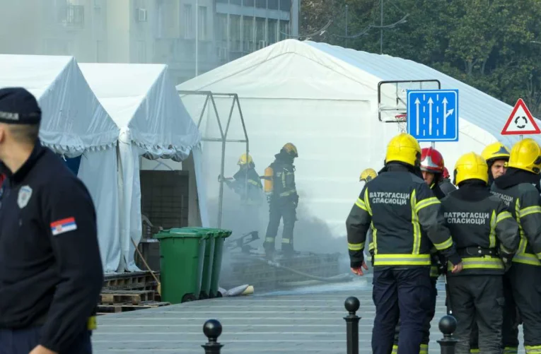 Focuri de armă în apropierea Parlamentului Serbiei, răniri la o persoană, arde un cort
