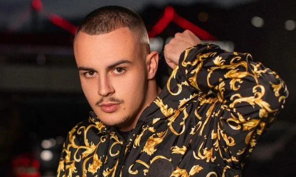Don Xhoni godet laptopin e DJ-it në skenë, publikohet video