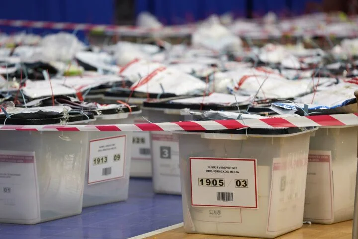 A la QNR, la història de 5 enquestes acaba, comptant els vots de votació condicional