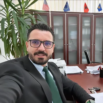 To je najvišji državni uradnik, ki ga je treba aretirati za čigre s ponudbami v vrednosti 8,8 milijona evrov.