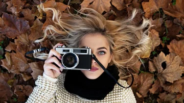 The disorderly hair is becoming the hottest trend of the season. Follow this style!
