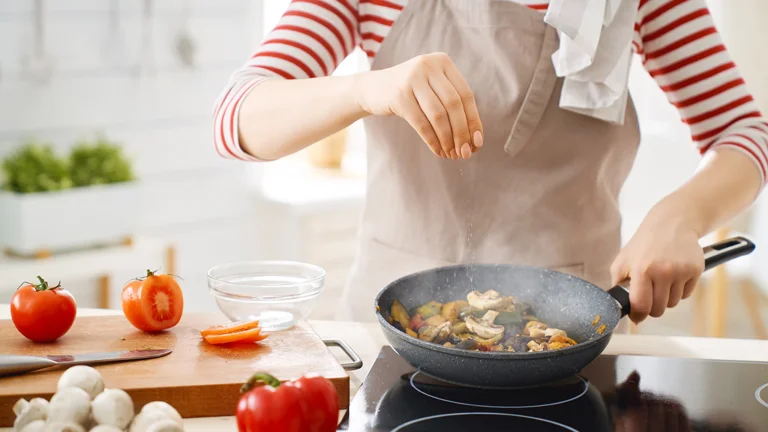 Frauen, die nicht für Männer jeden Tag kochen haben eine glücklichere Ehe